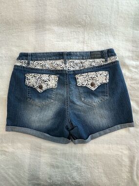 Zanadi Denim Shorts with White Floral Lace Details, size 18, 6” inseam